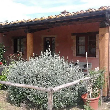 مزرعة للإقامة Agriturismo Perucci Di Sopra